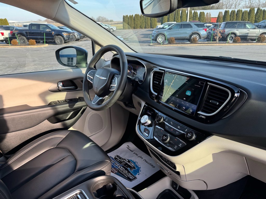 Used 2023 Chrysler Pacifica Touring-L image 14