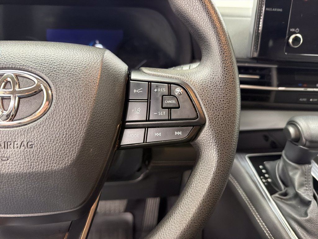 Used 2025 Toyota Sienna LE FWD image 21