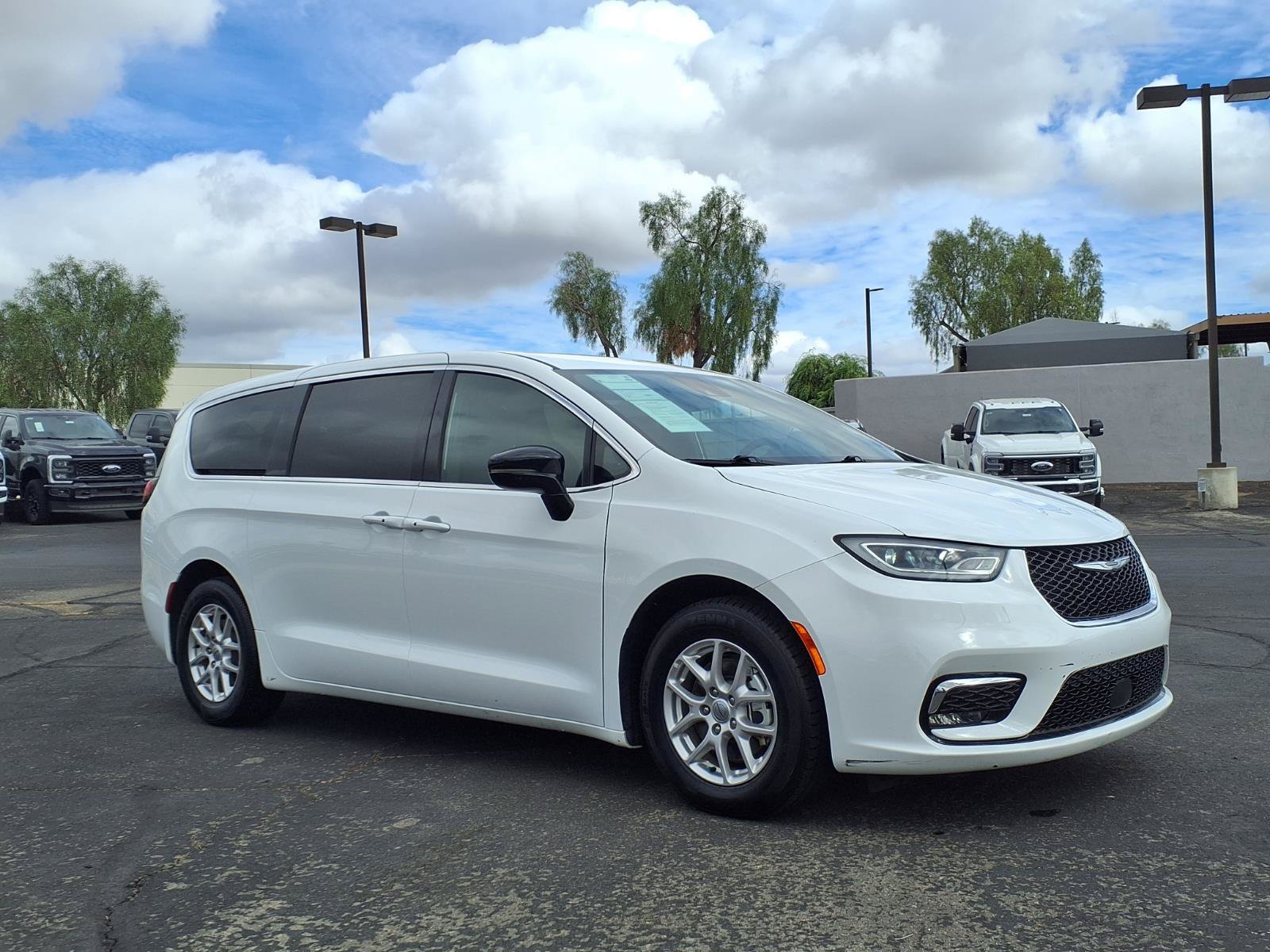 Used 2025 Chrysler Pacifica Select FWD image 8