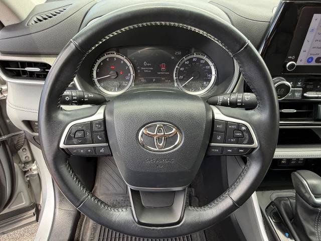 Used 2023 Toyota Highlander XLE AWD/4WD image 15