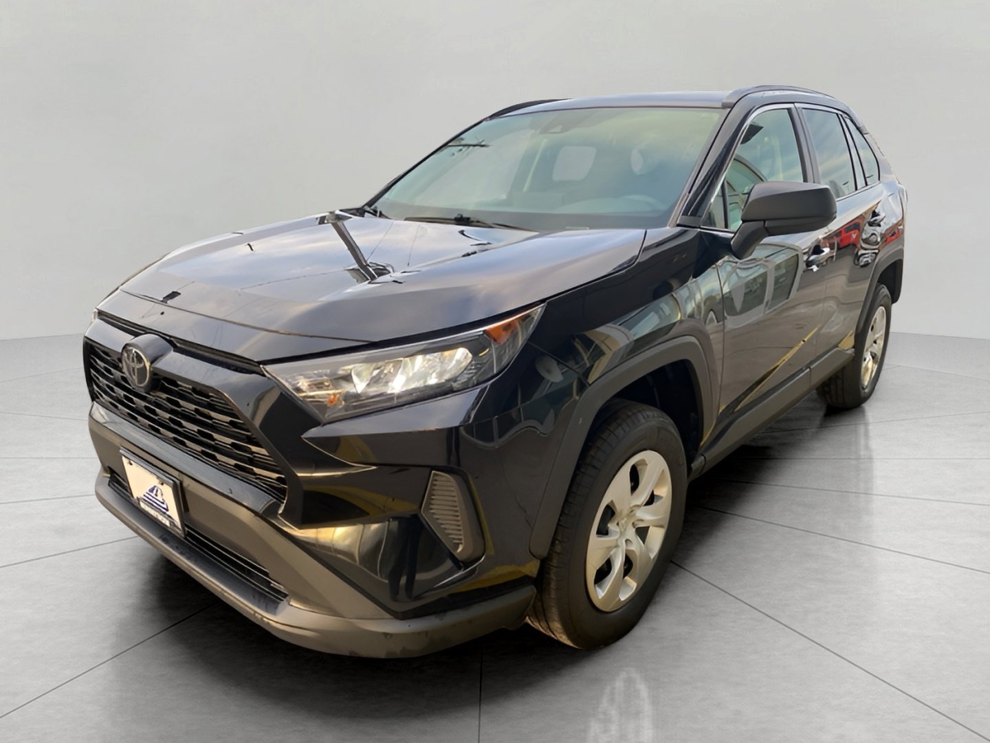 Used 2019 Toyota RAV4 LE image 4