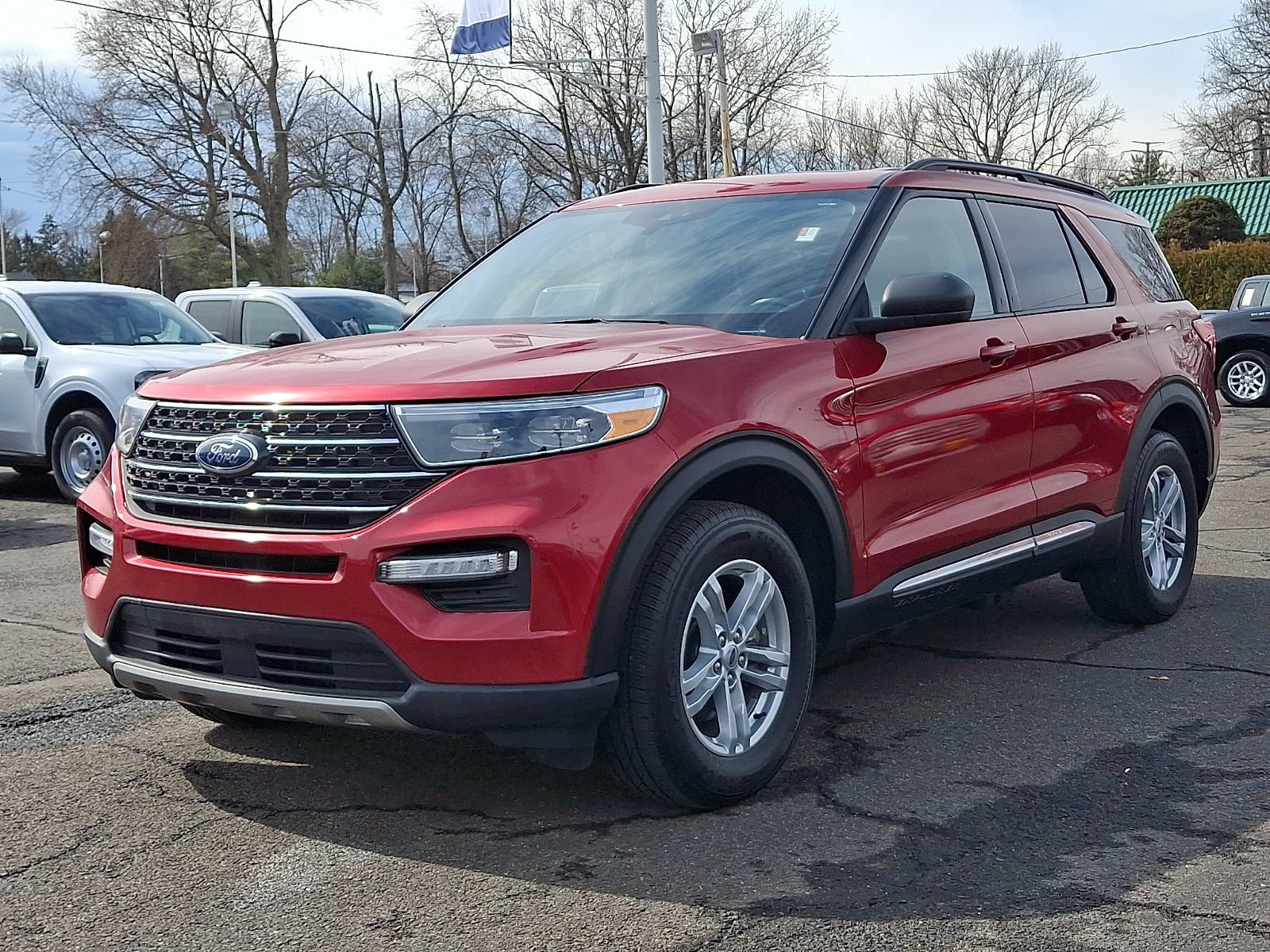 Certified 2022 Ford Explorer XLT w/ Equipment Group 202A AWD/4WD image 3
