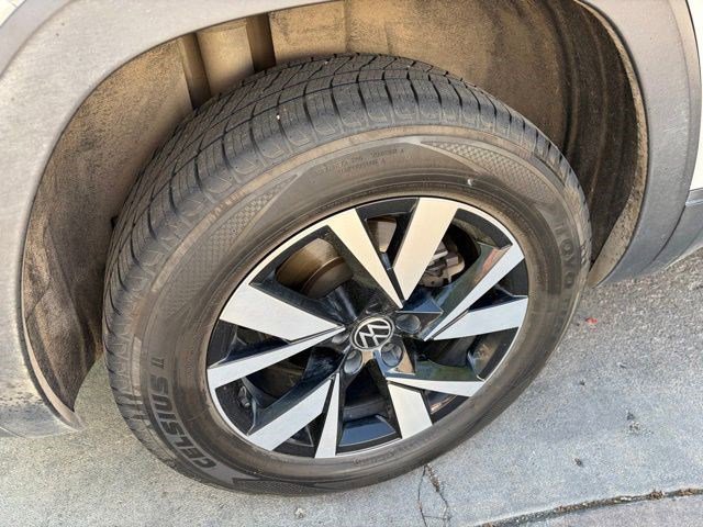 Used 2022 Volkswagen Atlas Cross Sport SE FWD image 17