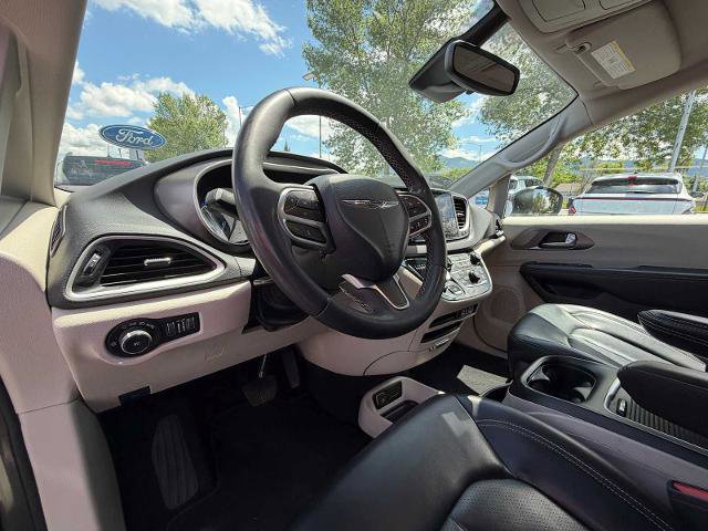 Used 2023 Chrysler Pacifica Touring-L FWD image 11