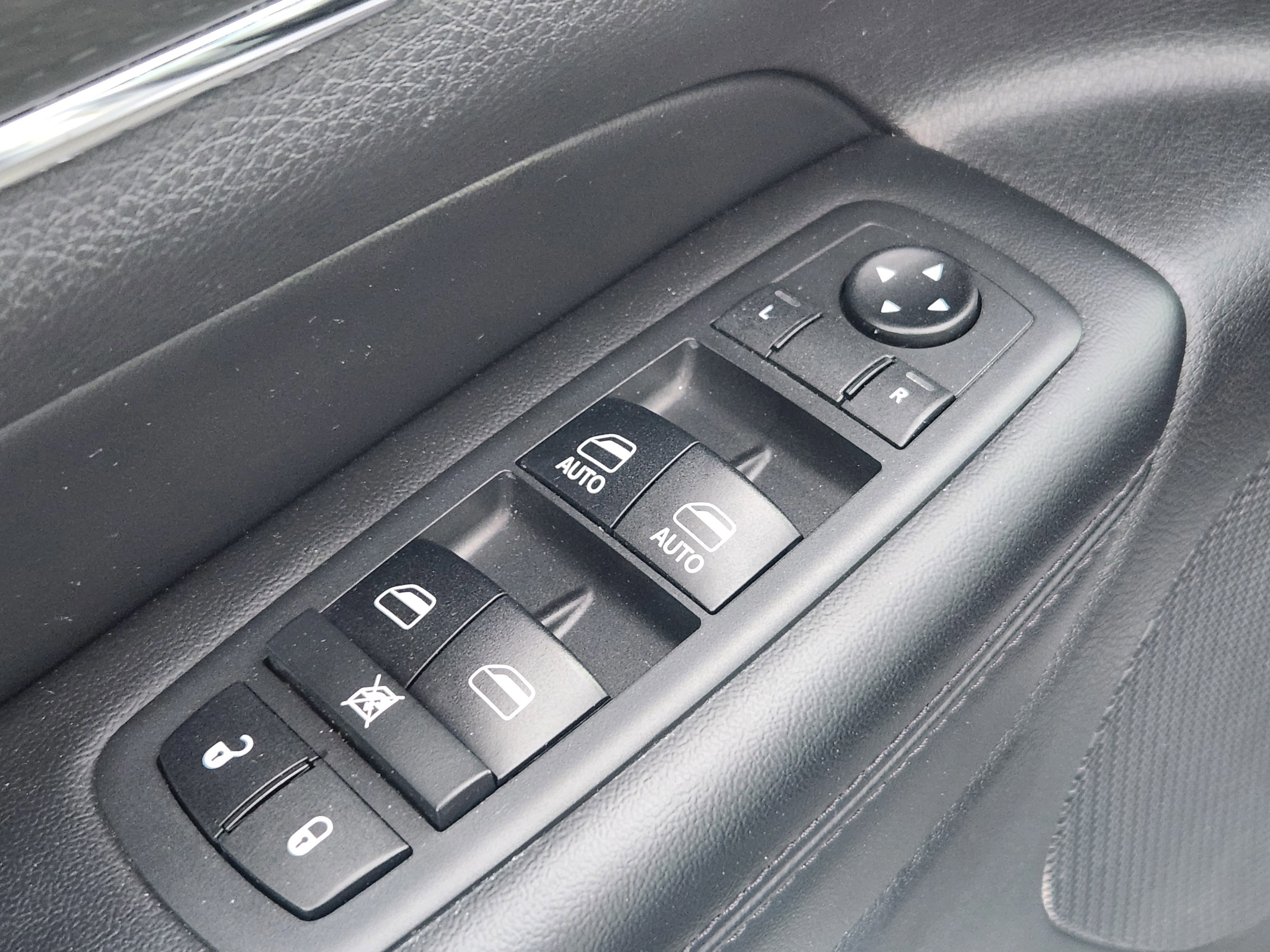 Used 2018 Jeep Grand Cherokee Limited image 17