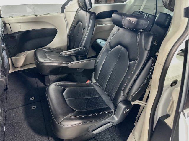 Used 2024 Chrysler Pacifica Touring-L FWD image 18