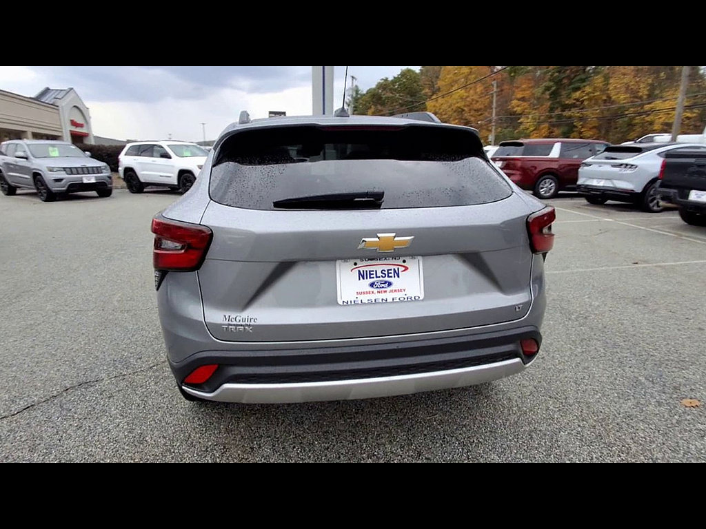 Used 2025 Chevrolet Trax LT FWD image 7