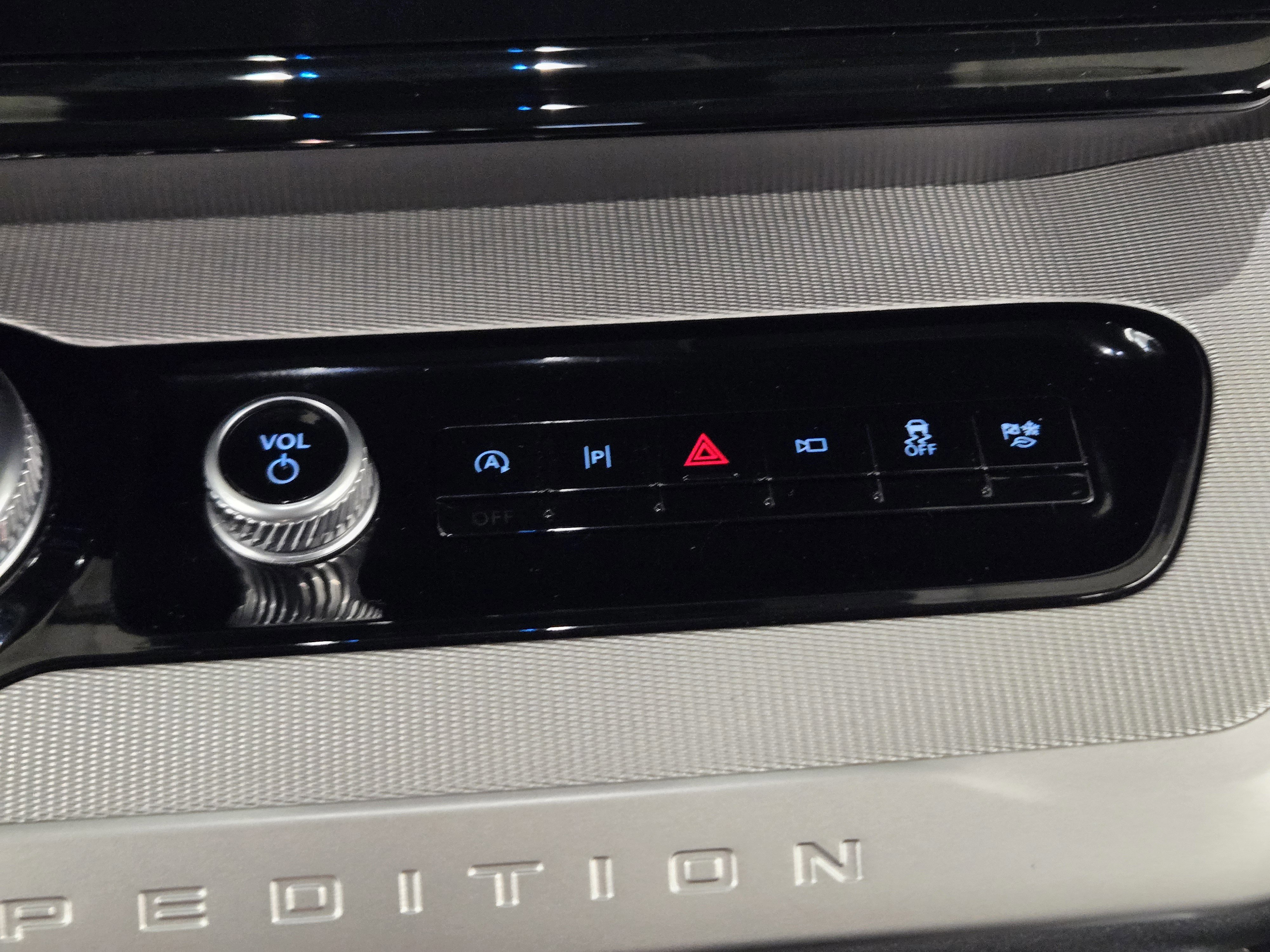 Certified 2025 Ford Expedition Active image 18