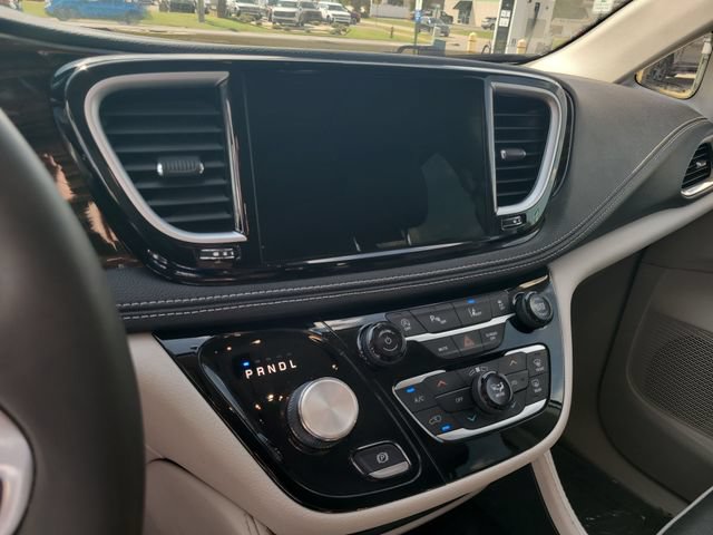 Used 2024 Chrysler Pacifica Limited FWD image 17