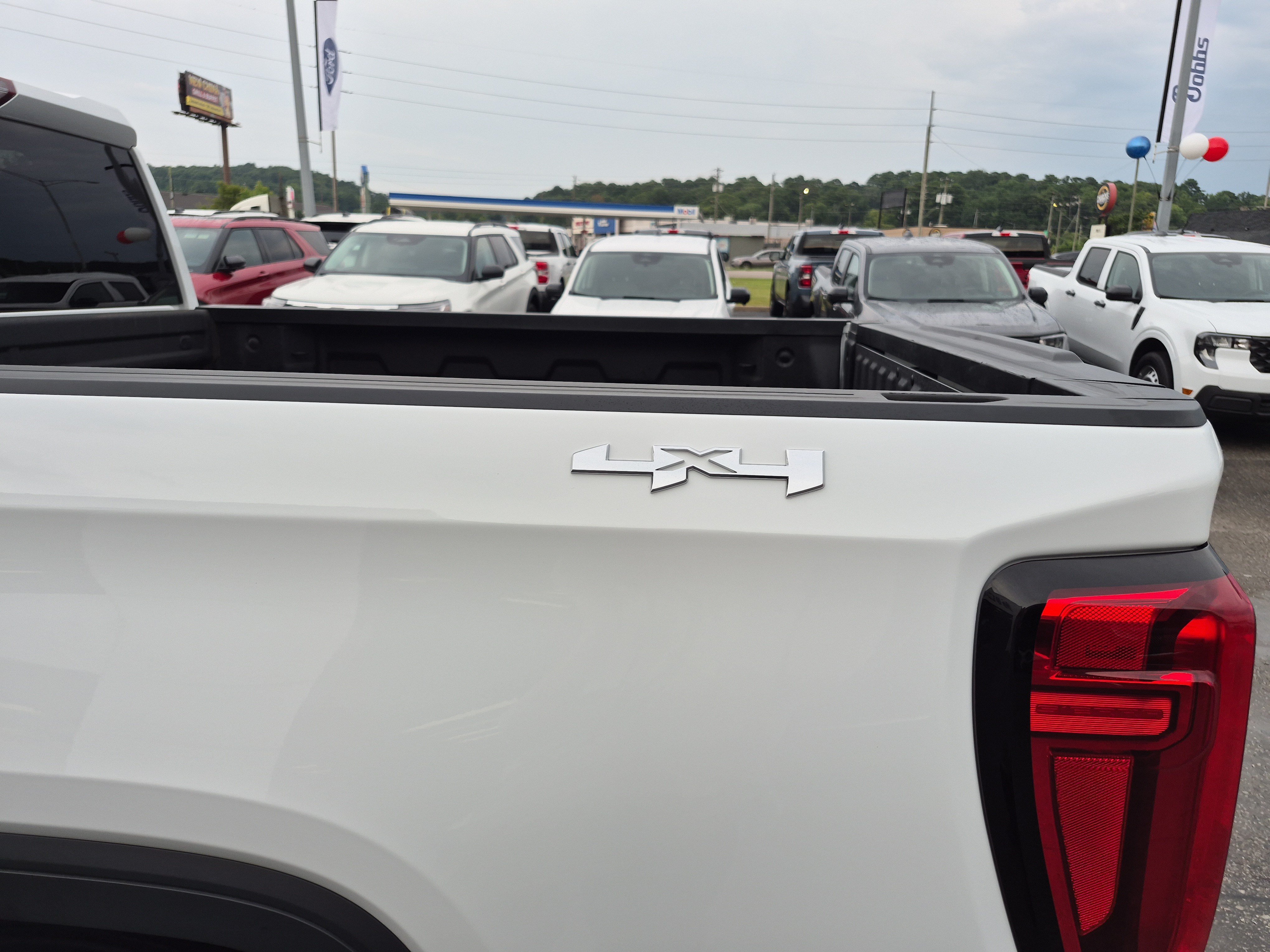 Used 2023 GMC Sierra 1500 SLT w/ SLT Convenience Package AWD/4WD image 9