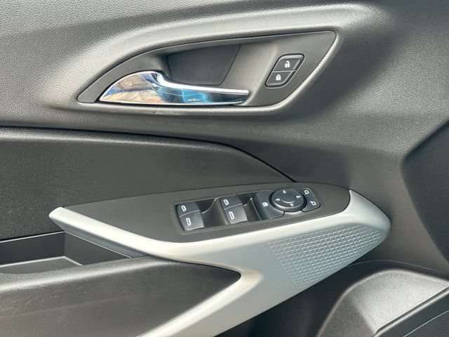 Used 2025 Chevrolet Trax RS w/ Sunroof Package FWD image 13
