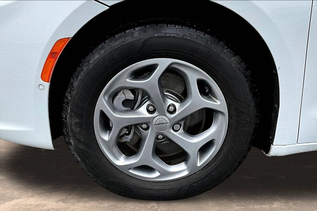 Used 2022 Chrysler Pacifica Limited AWD/4WD image 37