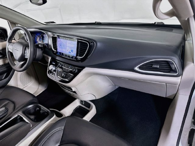 Used 2024 Chrysler Pacifica Touring-L FWD image 13