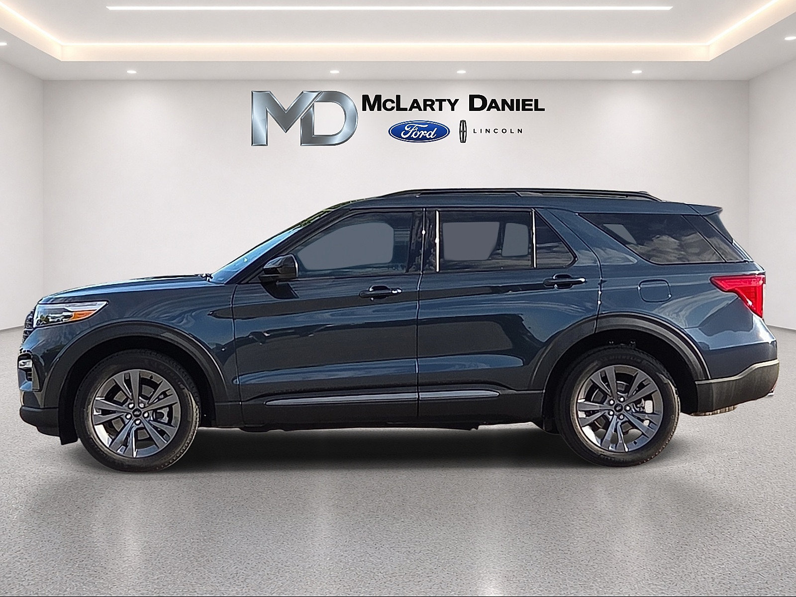 Certified 2023 Ford Explorer XLT w/ Equipment Group 202A AWD/4WD image 3