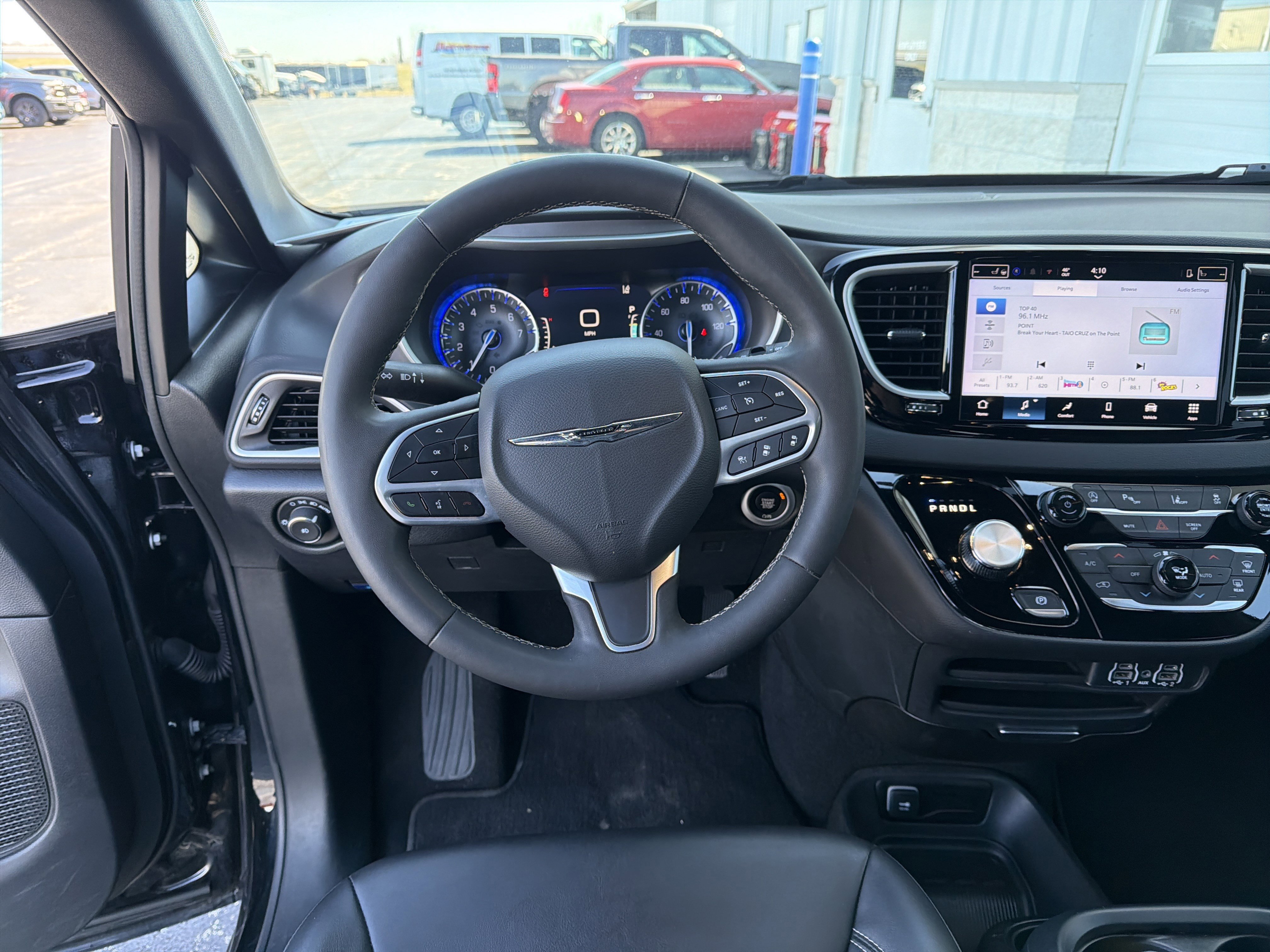 Used 2025 Chrysler Pacifica Select image 30