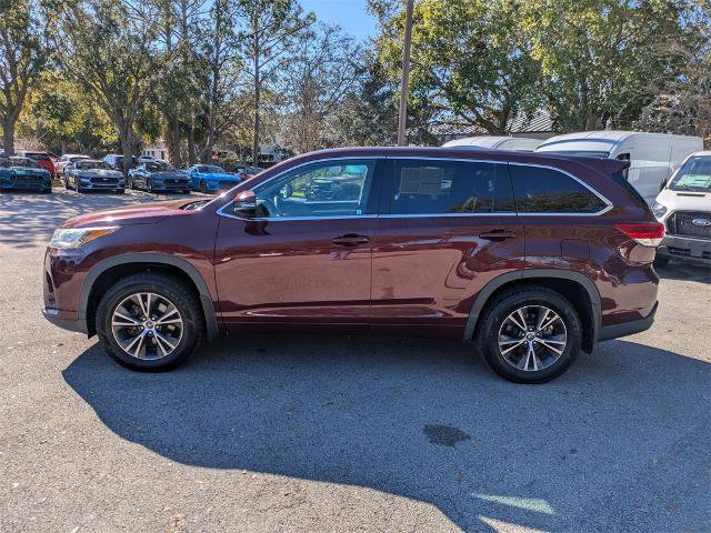Used 2017 Toyota Highlander LE image 2