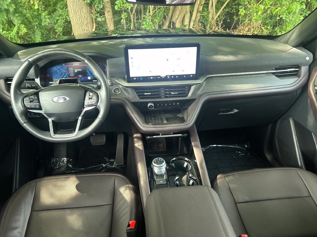Certified 2025 Ford Explorer Platinum w/ LUX Leather Package AWD/4WD image 15
