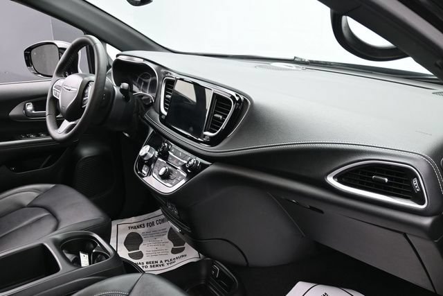 Used 2025 Chrysler Pacifica Select FWD image 28