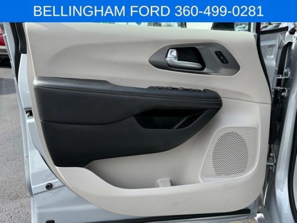 Used 2024 Chrysler Pacifica Touring-L image 17