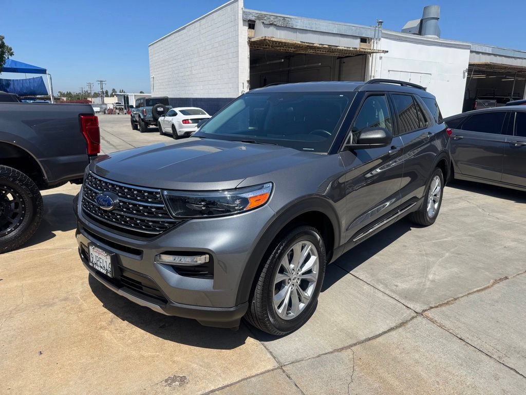 Certified 2023 Ford Explorer XLT w/ Equipment Group 202A AWD/4WD image 3