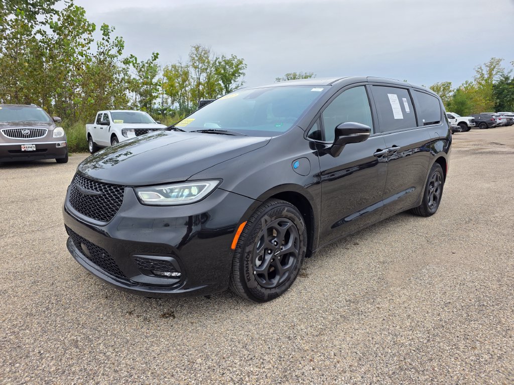 Used 2022 Chrysler Pacifica Touring-L w/ Uconnect Theater Family Group FWD image 3
