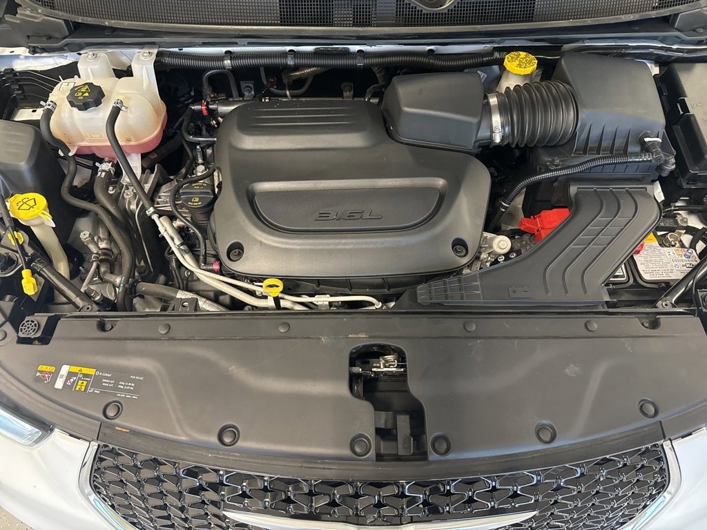 Used 2023 Chrysler Pacifica Touring-L image 7