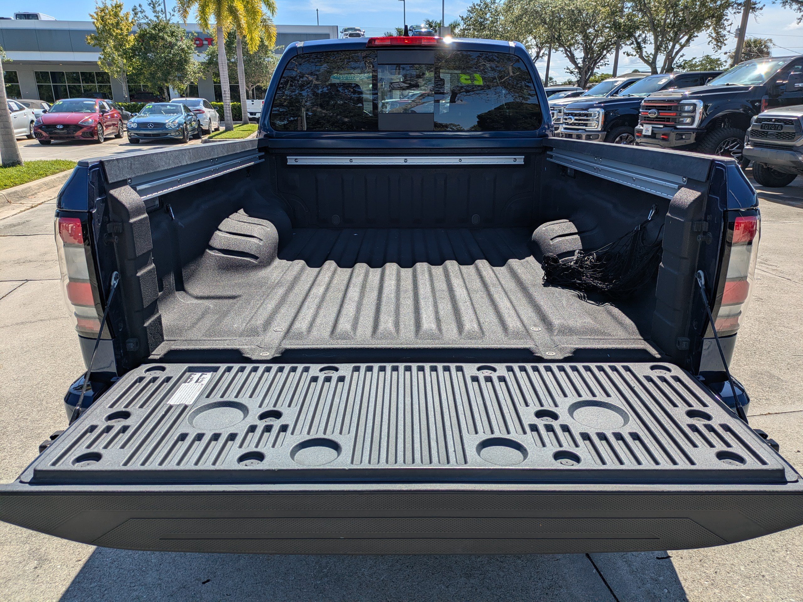 Used 2023 Nissan Frontier SV w/ SV Convenience Package RWD image 13