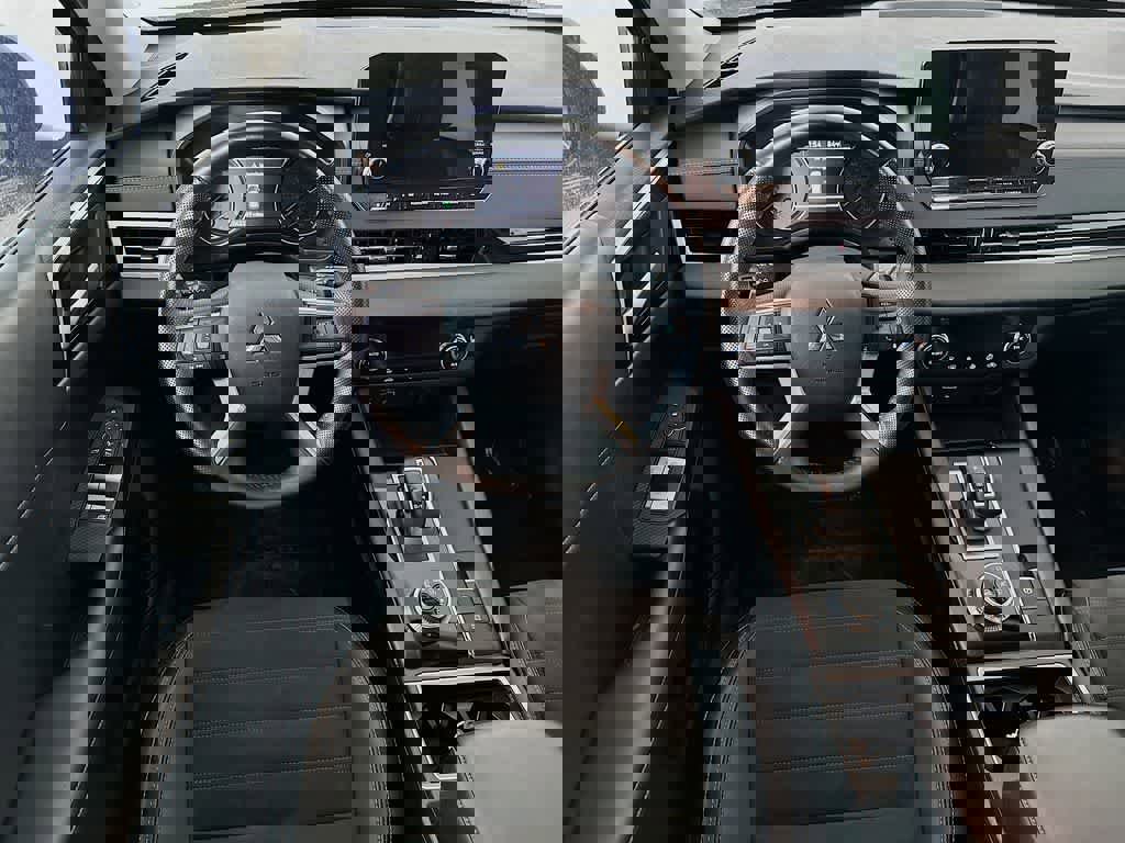 Used 2024 Mitsubishi Outlander SE image 10