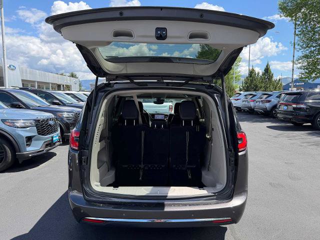 Used 2023 Chrysler Pacifica Touring-L FWD image 8