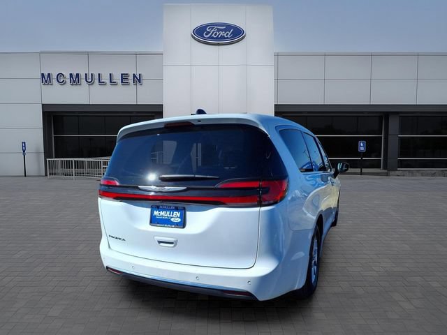 Used 2024 Chrysler Pacifica Touring-L FWD image 6