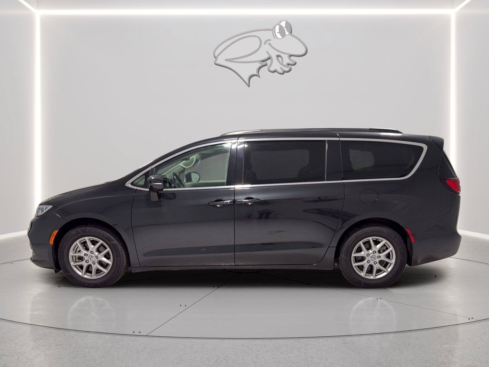 Used 2022 Chrysler Pacifica Touring-L FWD image 2