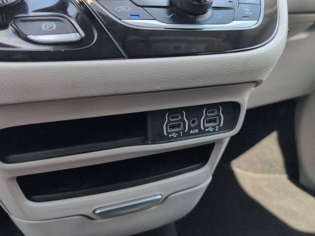 Used 2023 Chrysler Pacifica Touring-L FWD image 30