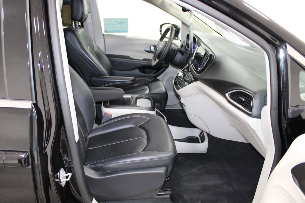 Used 2024 Chrysler Pacifica Touring-L image 29