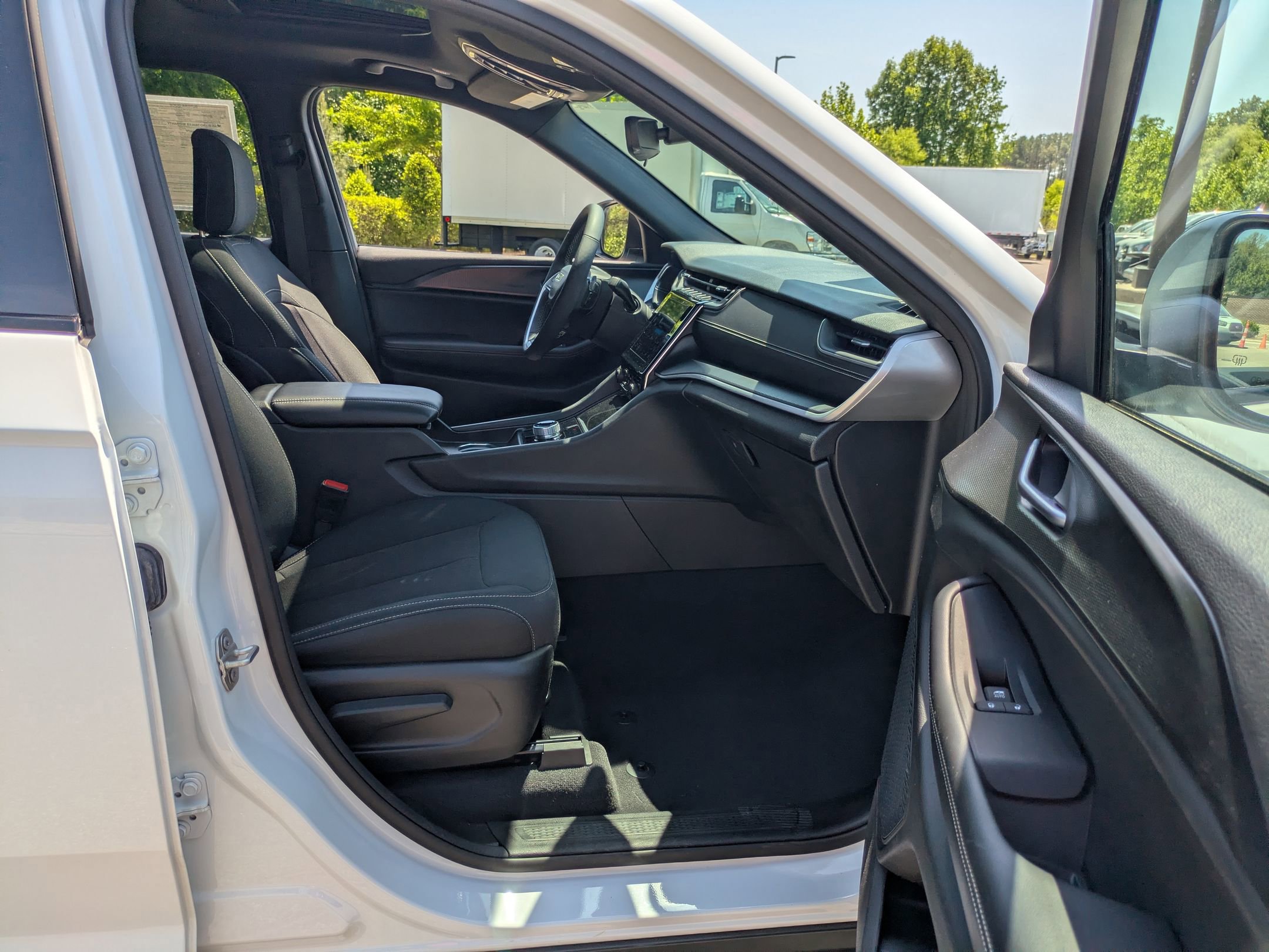 Used 2024 Jeep Grand Cherokee L Laredo w/ Luxury Tech Group I RWD image 37