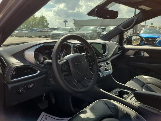 Used 2025 Chrysler Pacifica Limited FWD image 10