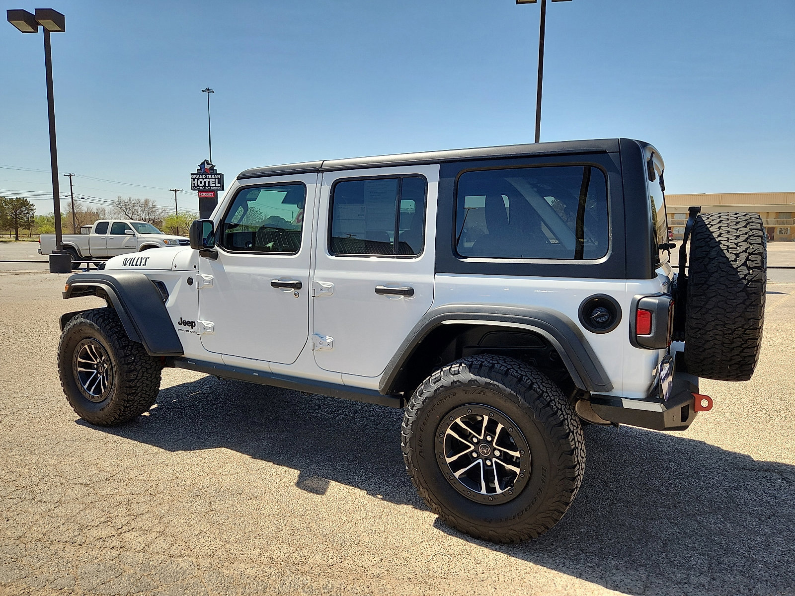 Used 2024 Jeep Wrangler Willys image 2