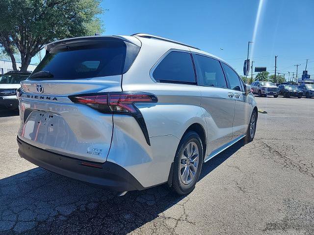 Used 2021 Toyota Sienna XLE FWD image 4