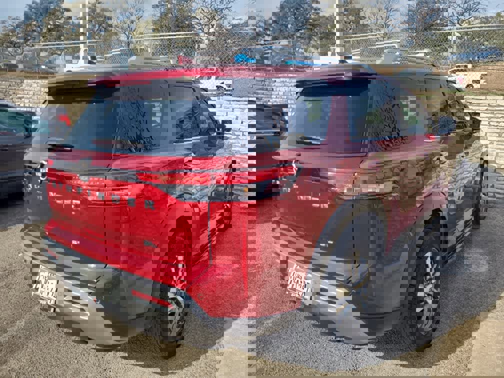 Used 2023 Nissan Pathfinder SL image 3