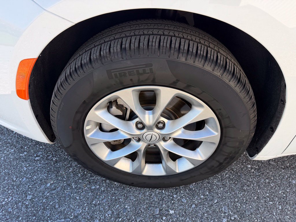 Used 2026 Chrysler Pacifica Limited AWD/4WD image 10