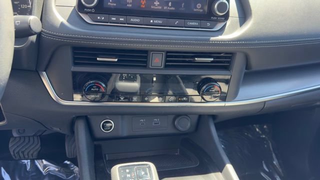 Used 2023 Nissan Rogue SV AWD/4WD image 14