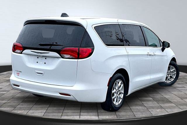 Used 2022 Chrysler Voyager LX image 6