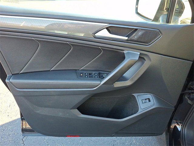 Used 2022 Volkswagen Tiguan SE R-Line image 13