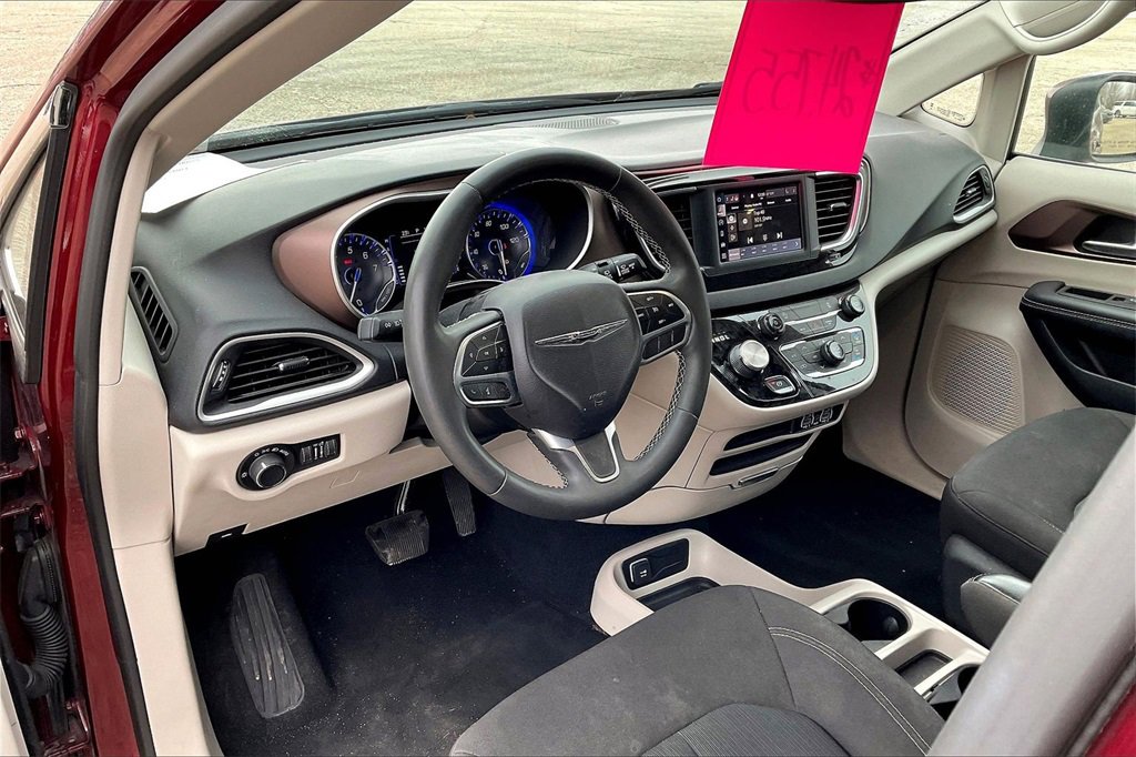 Used 2023 Chrysler Voyager LX image 7