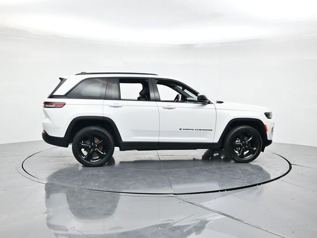 Used 2023 Jeep Grand Cherokee Altitude RWD image 2