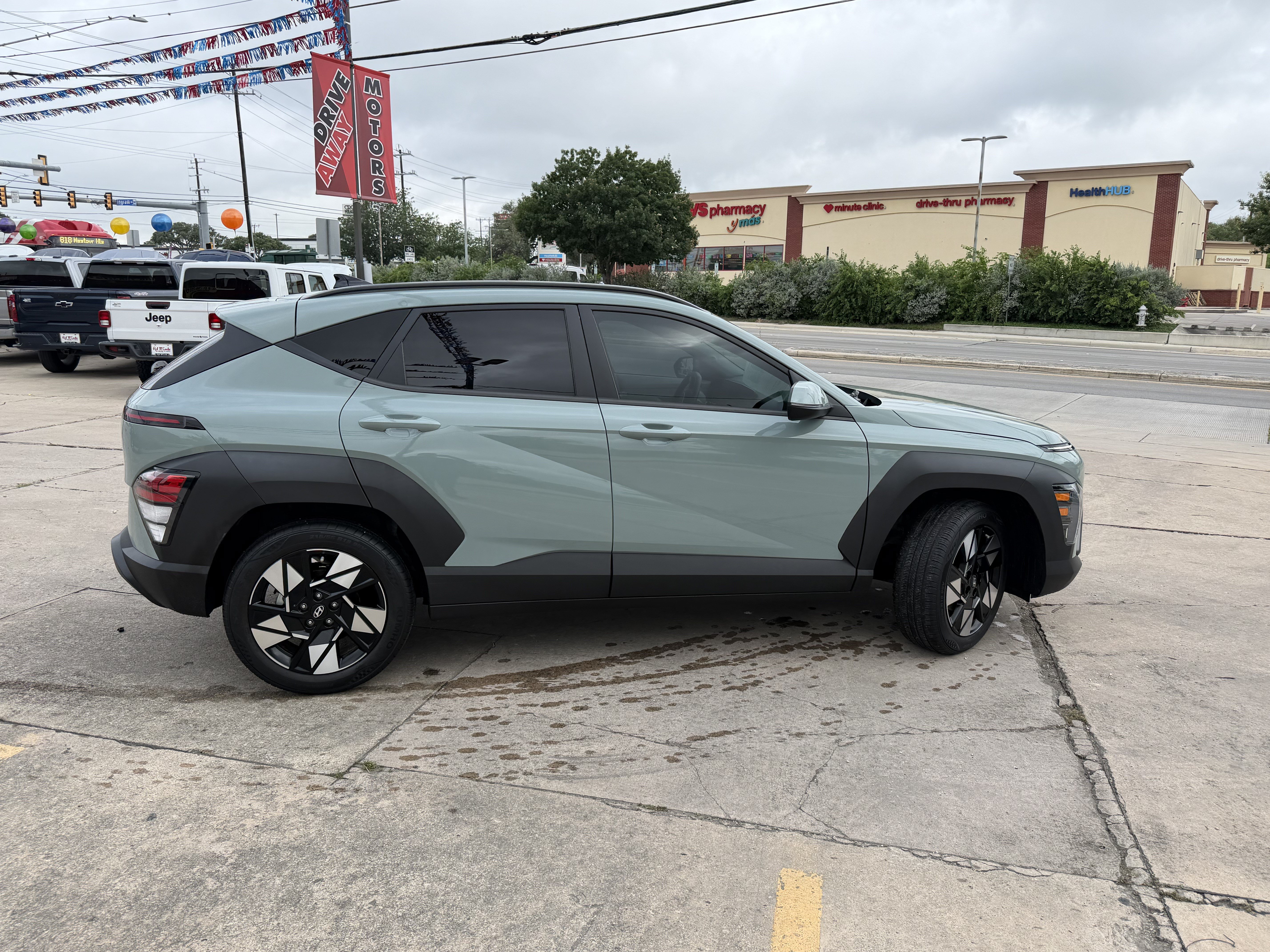 Used 2024 Hyundai Kona SEL w/ Convenience Package FWD image 3