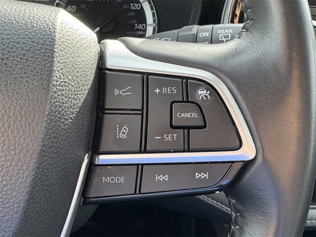 Used 2024 Toyota Highlander LE image 17