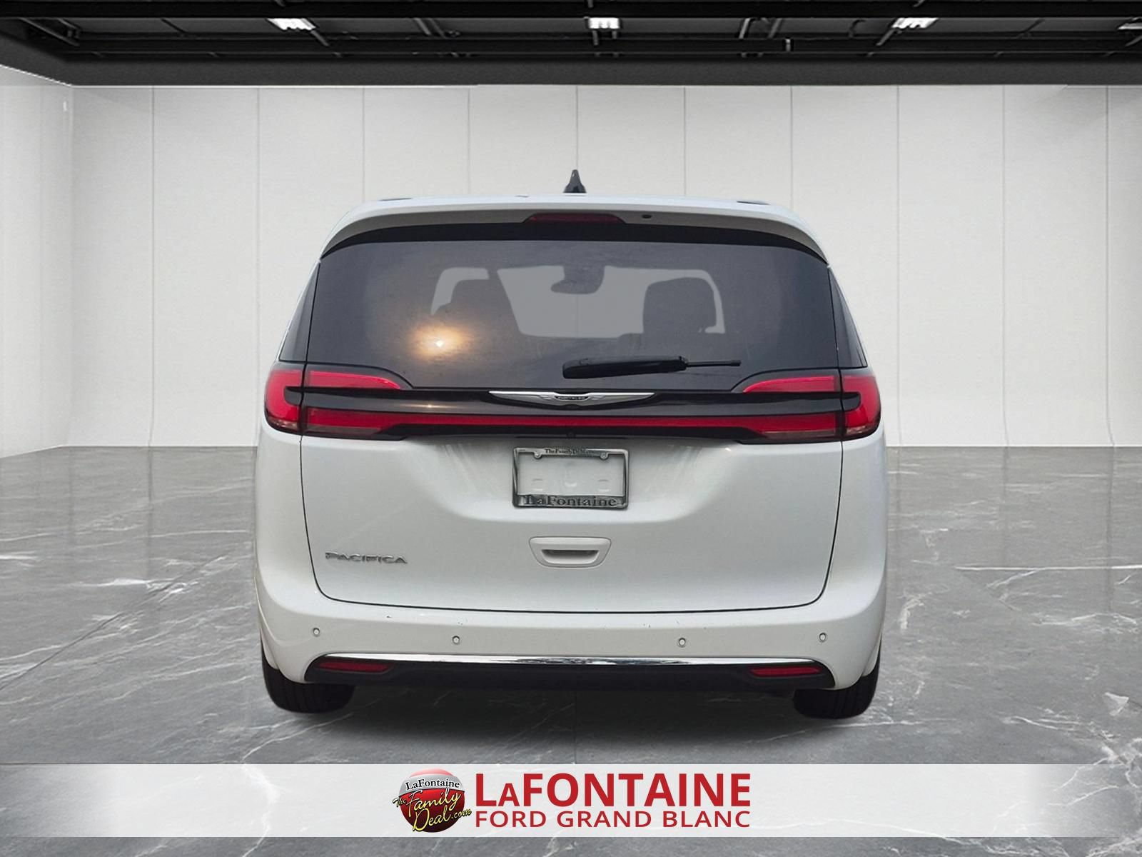 Used 2023 Chrysler Pacifica Touring-L FWD image 4