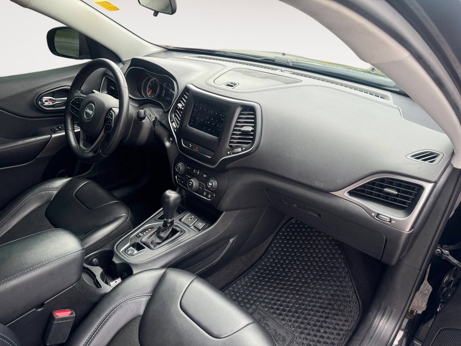 Used 2019 Jeep Cherokee Latitude Plus w/ Cold Weather Group FWD image 15
