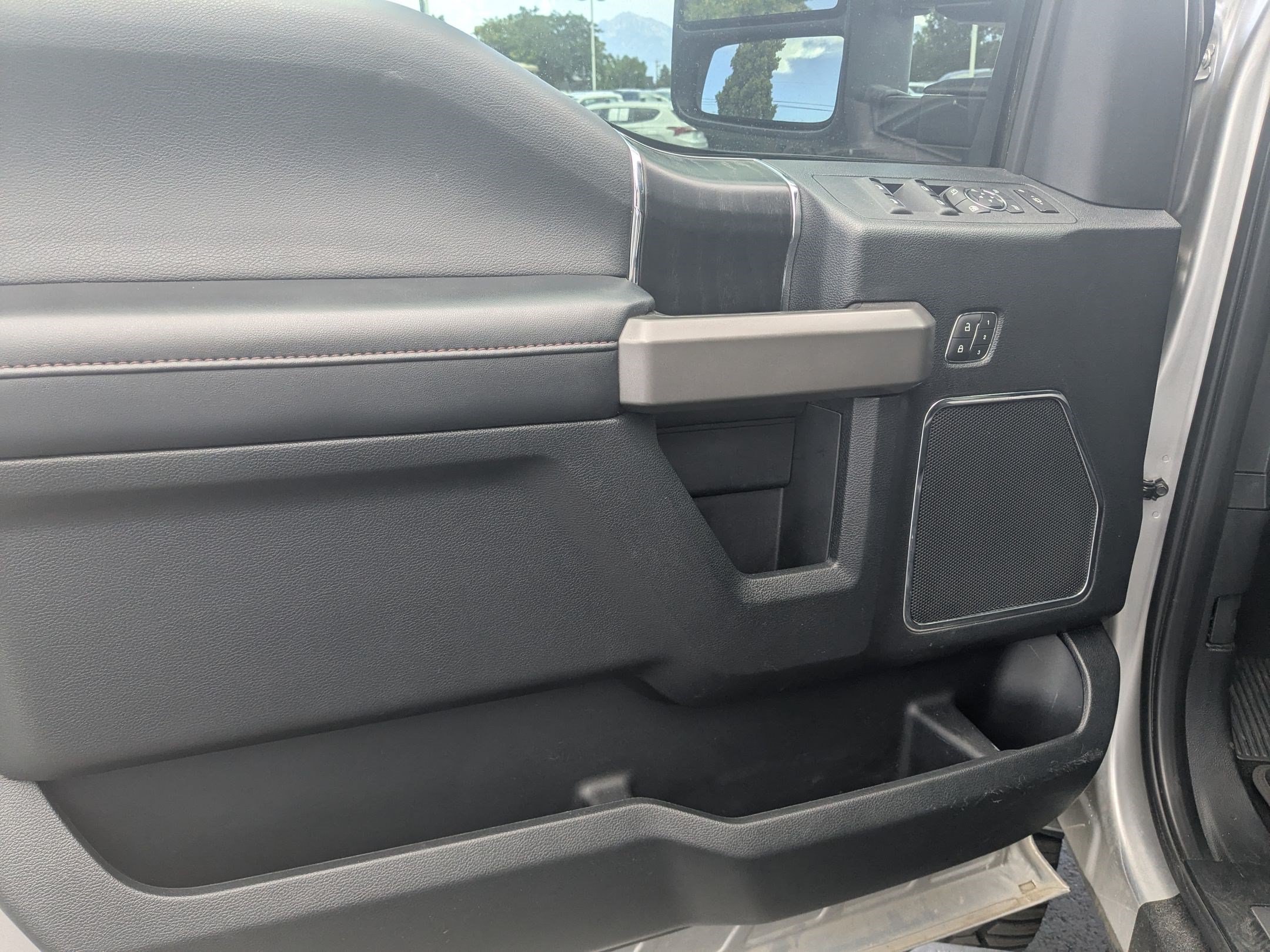 Certified 2019 Ford F350 Platinum w/ Platinum Ultimate Package AWD/4WD image 15