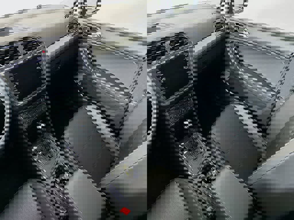 Used 2021 Volkswagen Tiguan SE image 14